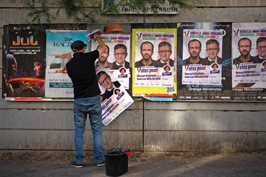 Wahlplakete für die Parlamentswahl in Frankreich.