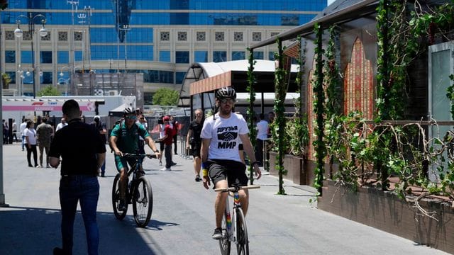 Formel-1-Pilot Sebastian Vettel kam mit dem Fahrrad und speziellem T-Shirt zum Training.