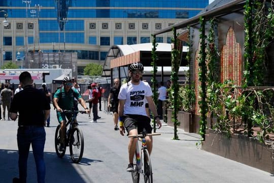 Formel-1-Pilot Sebastian Vettel kam mit dem Fahrrad und speziellem T-Shirt zum Training.