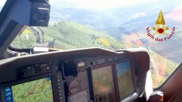 Ein italienischer Feuerwehrhubschrauber sucht die Absturzstelle des Hubschraubers ab. Ein italienischer Feuerwehrhubschrauber sucht die Absturzstelle des Hubschraubers ab.