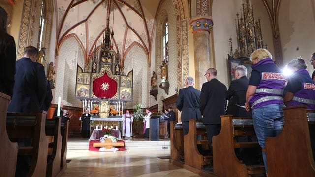 Beim Trauergottesdienst sind auch Helfer dabei, die nach dem Zugunglück vor Ort waren. Beim Trauergottesdienst sind auch Helfer dabei, die nach dem Zugunglück vor Ort waren.