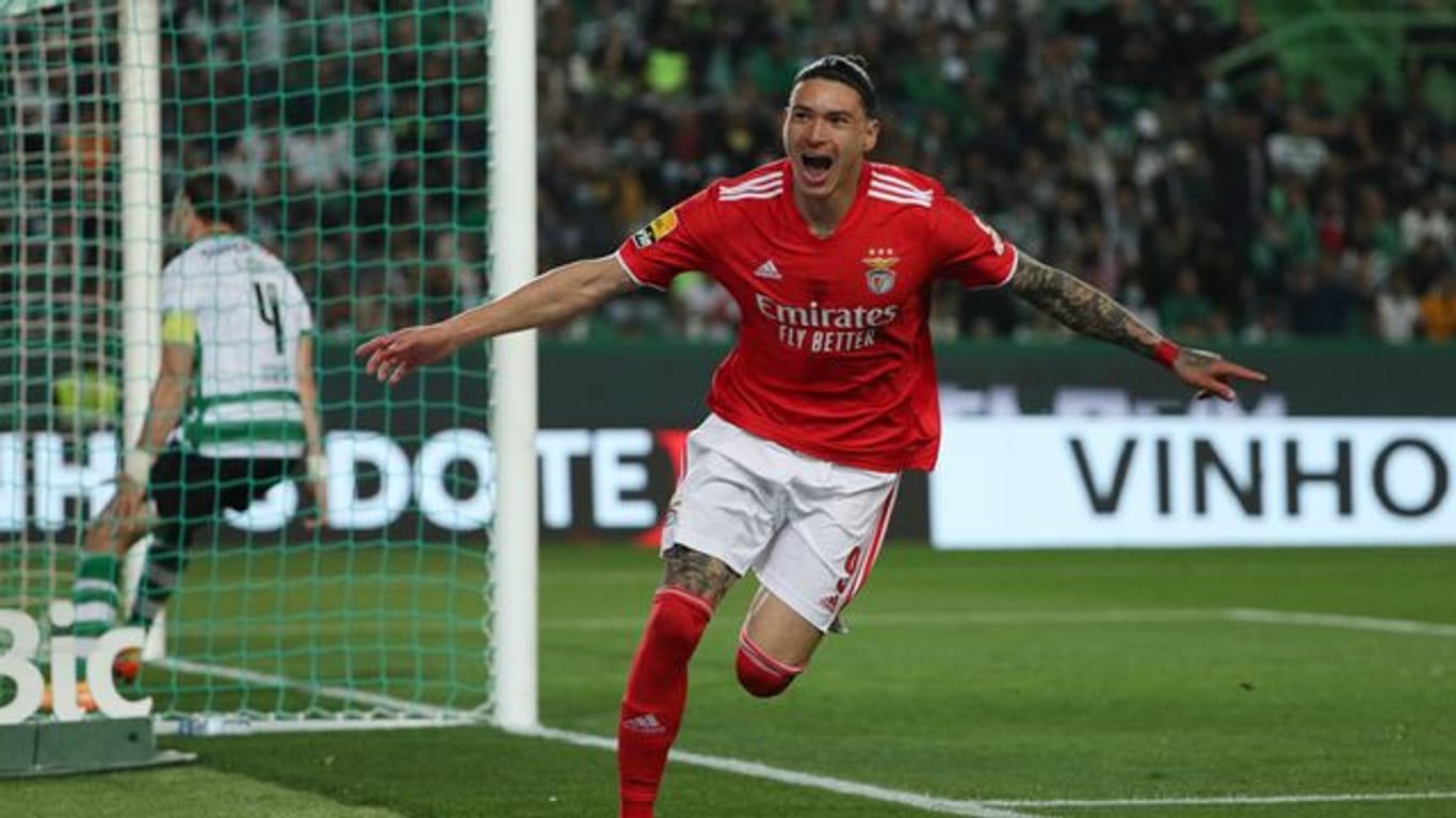 Benficas Darwin Nunez dreht nach einem Tor in der Liga gegen Stadtrivalen Sporting Lissabon jubelnd ab.