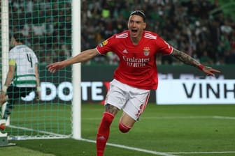 Benficas Darwin Nunez dreht nach einem Tor in der Liga gegen Stadtrivalen Sporting Lissabon jubelnd ab.
