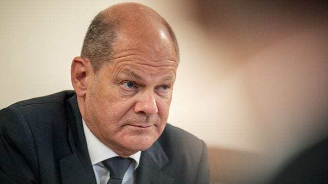 Einem Medienbericht zufolge will Bundeskanzler Olaf Scholz bald nach Kiew Reise - und zwar nicht alleine.