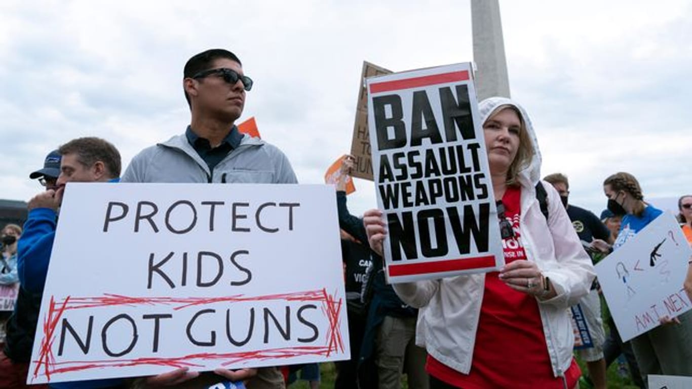 Demonstranten vor dem Washington Monument in der US-Hauptstadt fordern etwa: "Schützt Kinder, nicht Pistolen".