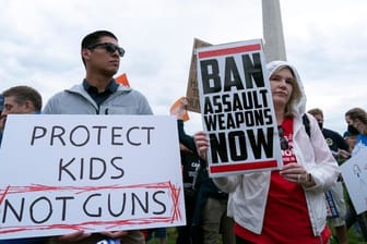 Demonstranten vor dem Washington Monument in der US-Hauptstadt fordern etwa: "Schützt Kinder, nicht Pistolen".