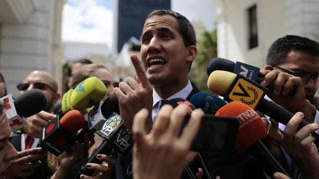 Der venezolanische Oppositionsführer Juan Guaido wurde körperlich angegriffen.