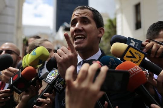 Der venezolanische Oppositionsführer Juan Guaido wurde körperlich angegriffen.