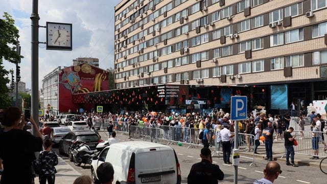 Lange Schlange vor einer Filiale des russischen McDonald’s-Nachfolgers in Moskau. Lange Schlange vor einer Filiale des russischen McDonald’s-Nachfolgers in Moskau.