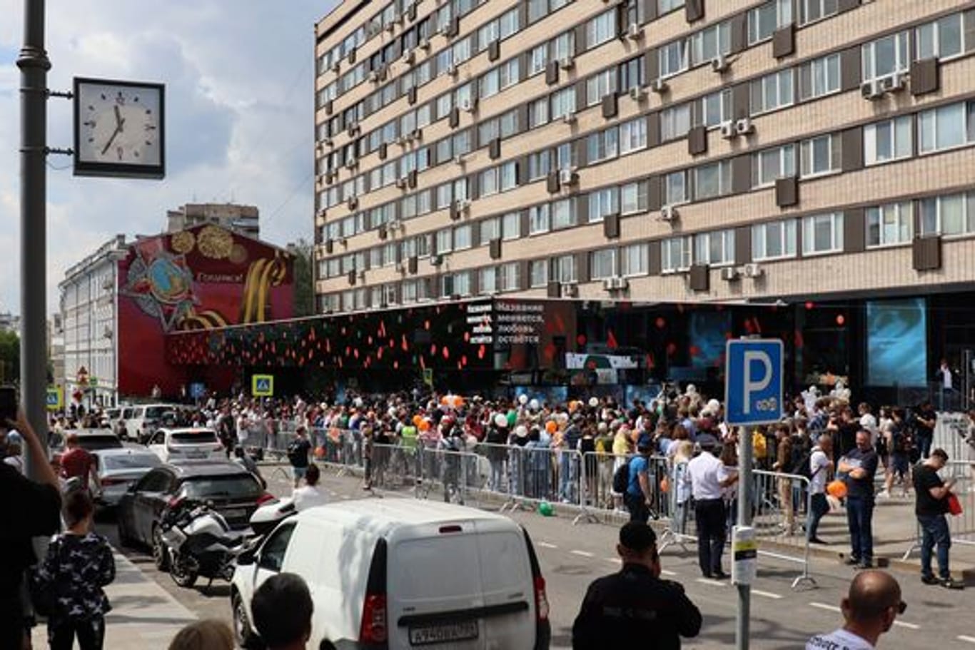 Lange Schlange vor einer Filiale des russischen McDonald’s-Nachfolgers in Moskau.