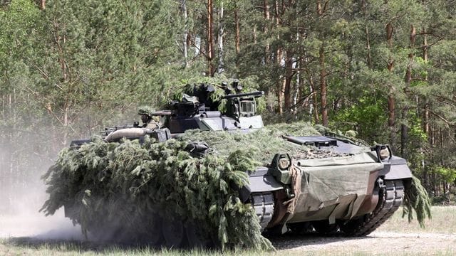 Der Schützenpanzer "Marder" bei einer Übung in Mecklenburg-Vorpommern.