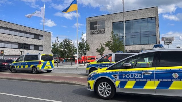 Eine Frau ist nach der Messerattacke an der Hochschule in Hamm an ihren Verletzungen gestorben. Eine Frau ist nach der Messerattacke an der Hochschule in Hamm an ihren Verletzungen gestorben.