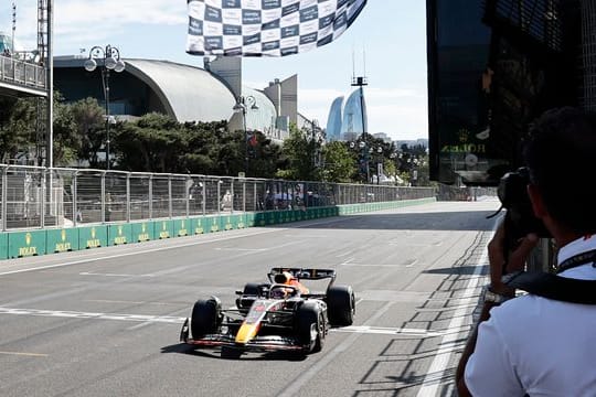 Der Niederländer Max Verstappen überquert im Red-Bull-Boliden als Erster die Ziellinie.