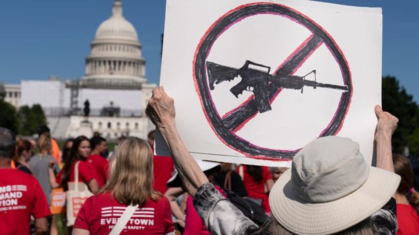 Demonstranten fordern vor dem US-Kapitol ein strengeres Waffenrecht und das Verbot von Sturmgewehren.