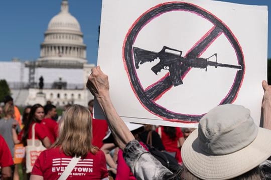 Demonstranten fordern vor dem US-Kapitol ein strengeres Waffenrecht und das Verbot von Sturmgewehren.