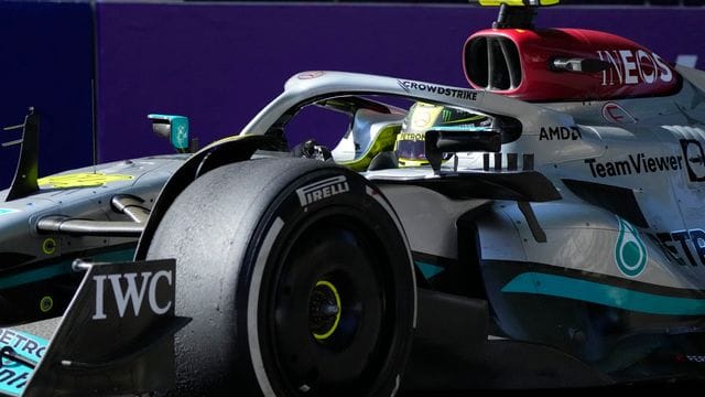 Mercedes-Pilot Lewis Hamilton hadert mit den technischen Problemen seines Boliden.