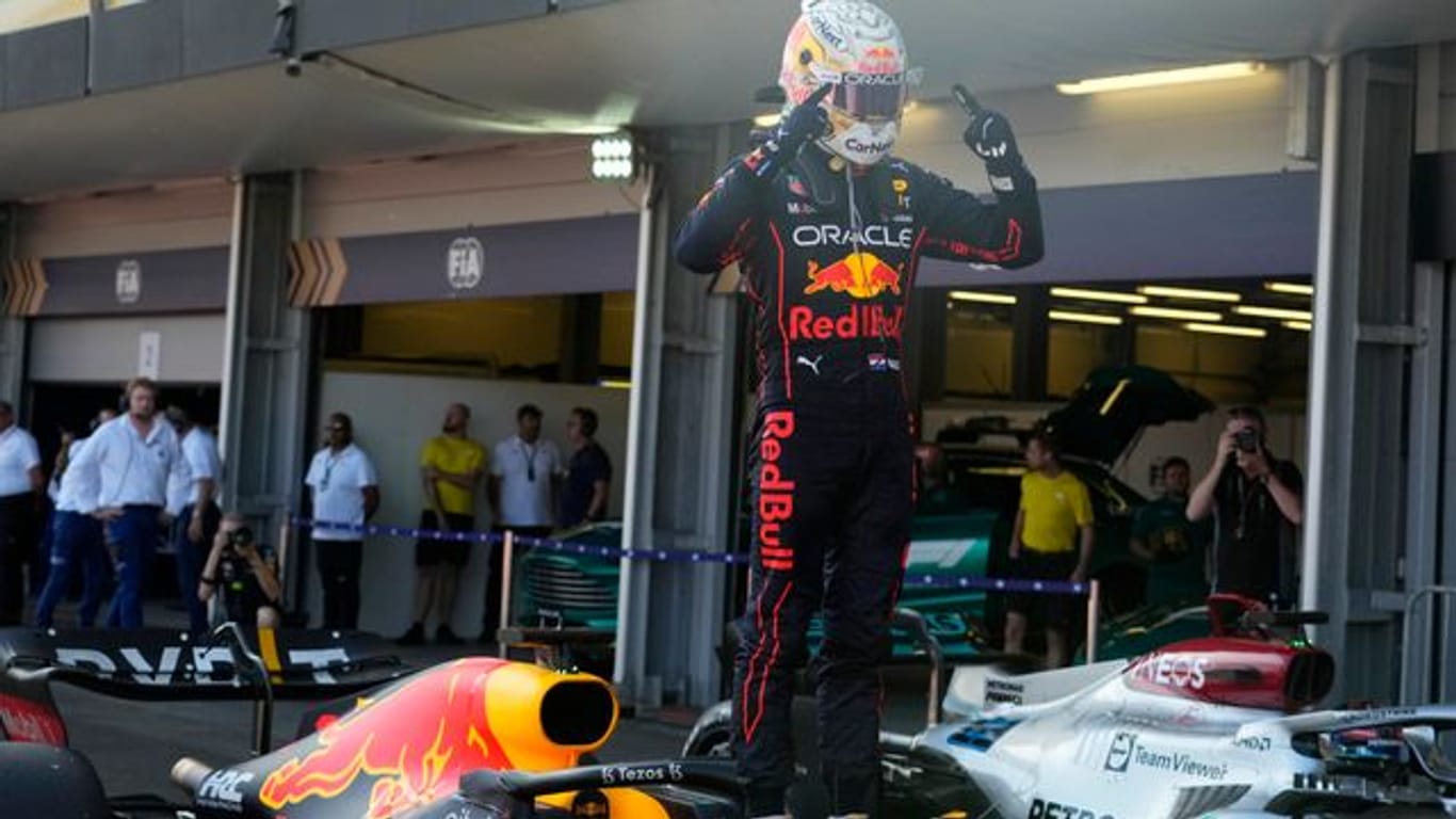 Der Niederländer Max Verstappen vom Team Red Bull Racing jubelt nach seinem Sieg in Baku.