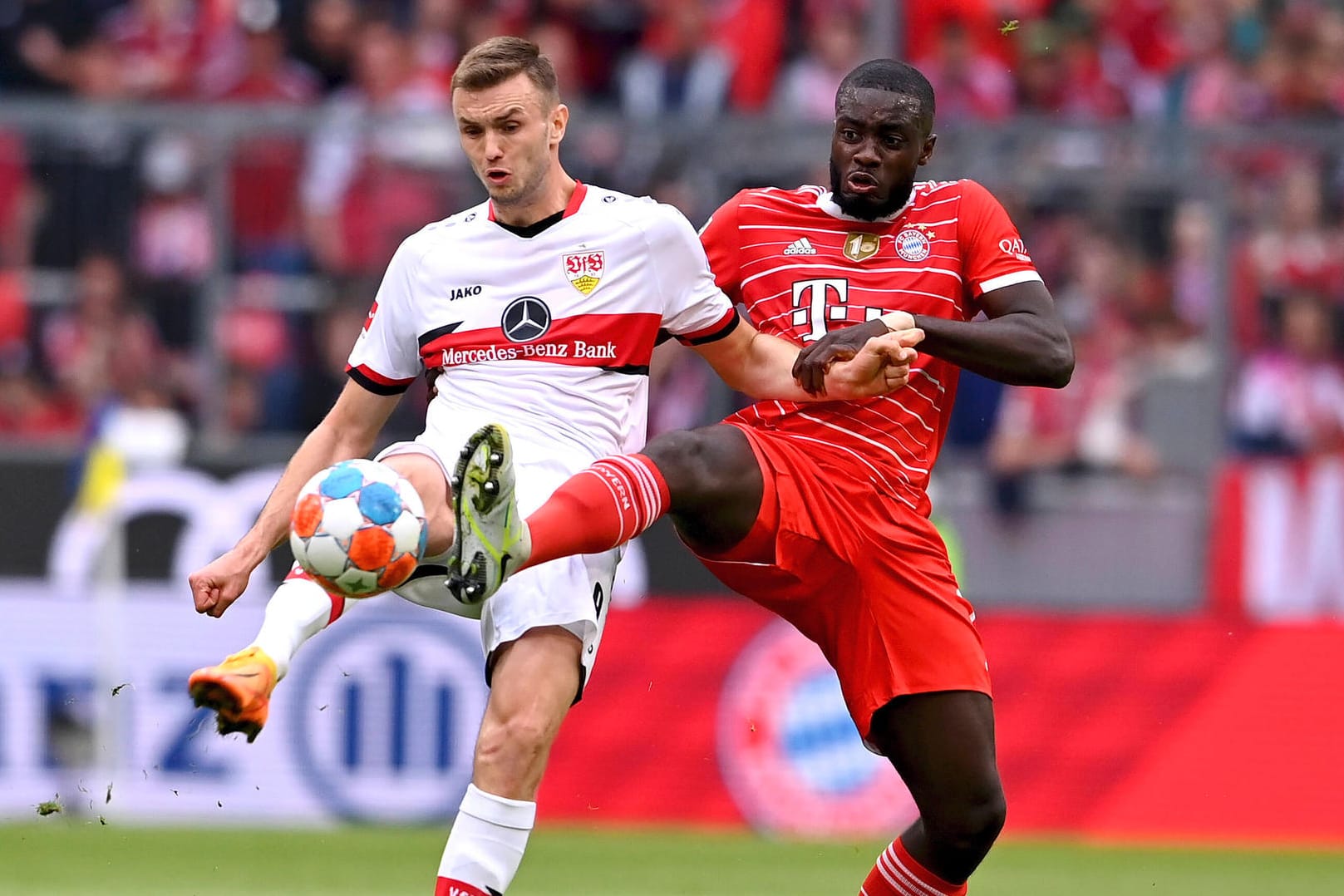 Sasa Kalajdzic (l.) im Duell mit Dayot Upamecano: Der Stuttgarter wird seit Wochen von anderen Vereinen umworben. Zwischenzeitlich waren auch die Bayern im Gespräch.