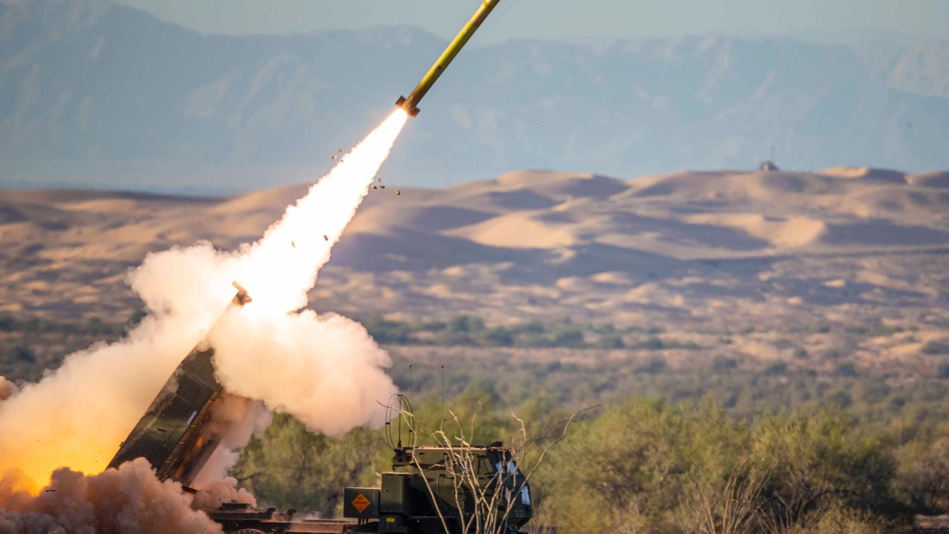 Der Mehrfachraketenwerfer Himars in der Ukraine im Einsatz (Archivbild): Die Raketenwerfer können auch Streubomben abfeuern.