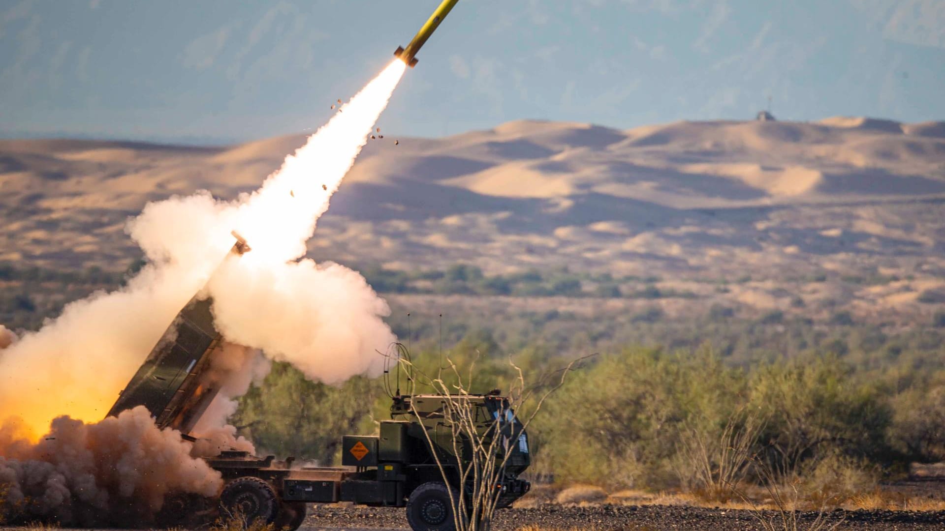 Der Mehrfachraketenwerfer Himars in der Ukraine im Einsatz (Archivbild): Die Raketenwerfer können auch Streubomben abfeuern.