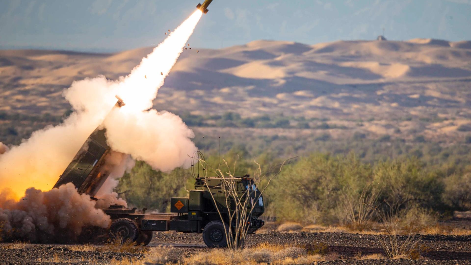 Der Mehrfachraketenwerfer Himars in der Ukraine im Einsatz (Archivbild): Die Raketenwerfer können auch Streubomben abfeuern.