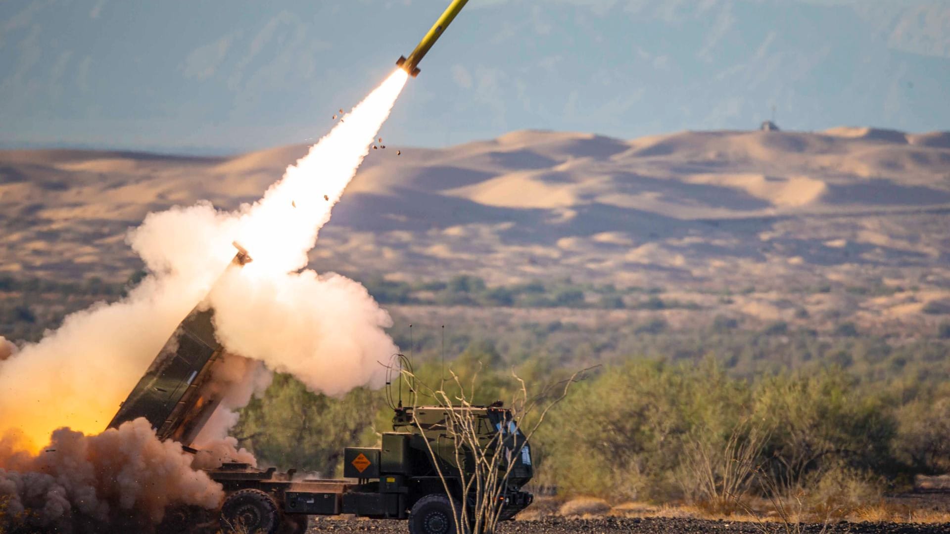 Der Mehrfachraketenwerfer Himars in der Ukraine im Einsatz (Archivbild): Die Raketenwerfer können auch Streubomben abfeuern.