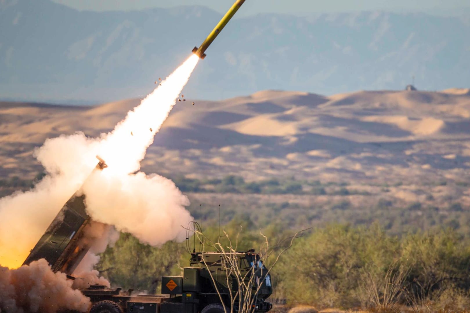 Der Mehrfachraketenwerfer Himars in der Ukraine im Einsatz (Archivbild): Die Raketenwerfer können auch Streubomben abfeuern.