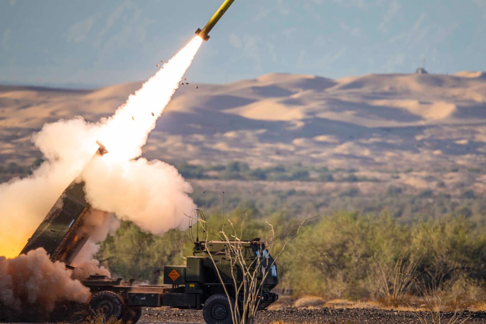 Der Mehrfachraketenwerfer Himars in der Ukraine im Einsatz (Archivbild): Die Raketenwerfer können auch Streubomben abfeuern.