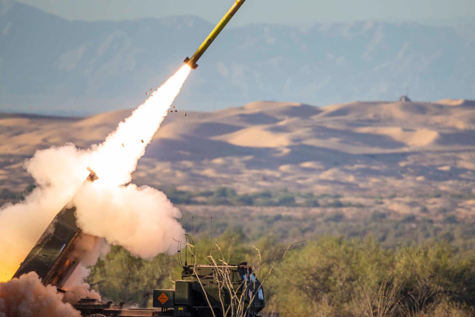 Der Mehrfachraketenwerfer Himars in der Ukraine im Einsatz (Archivbild): Die Raketenwerfer können auch Streubomben abfeuern.