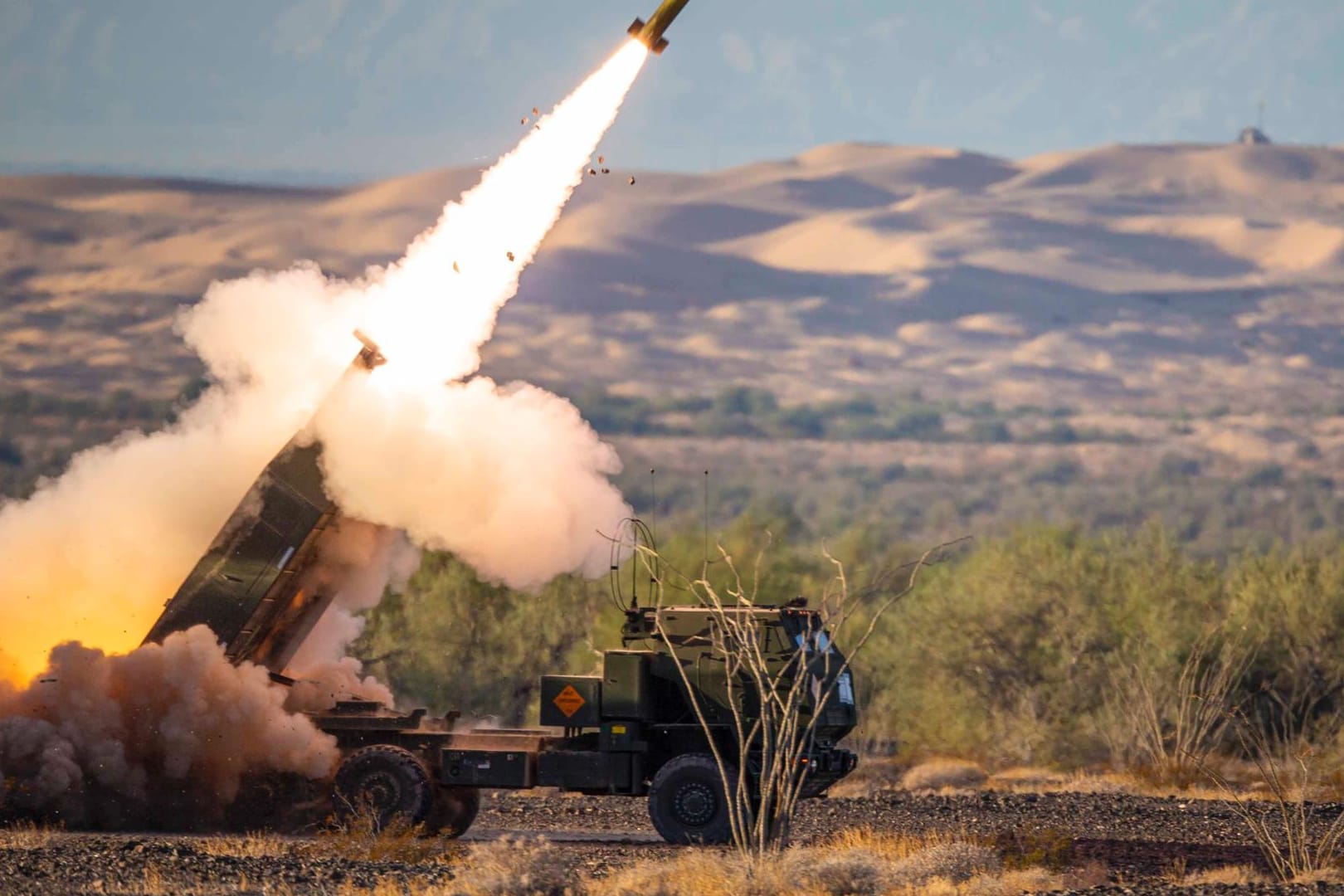 Der Mehrfachraketenwerfer Himars in der Ukraine im Einsatz (Archivbild): Die Raketenwerfer können auch Streubomben abfeuern.