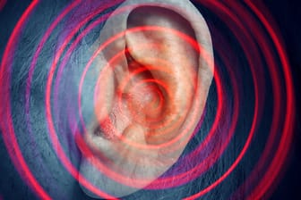 Den eigenen Herzschlag im Ohr zu hören, kann quälend und beunruhigend sein. Hält das Geräusch längere Zeit an oder kommt immer wieder, sollte ein Arzt aufgesucht werden.