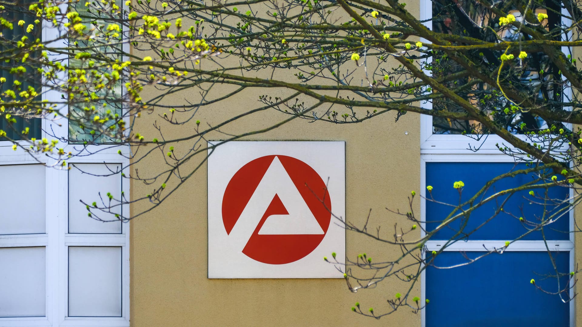 Neuss 26.03.2022 Jobcenter Arbeitsamt Agentur für Arbeit Arbeitsagentur Logo Schriftzug Hartz IV Satz Lebenshaltungskos