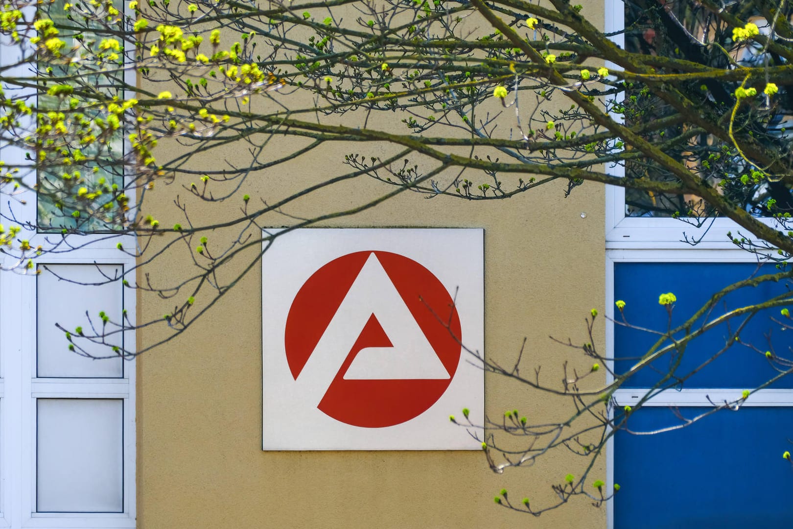 Neuss 26.03.2022 Jobcenter Arbeitsamt Agentur für Arbeit Arbeitsagentur Logo Schriftzug Hartz IV Satz Lebenshaltungskos