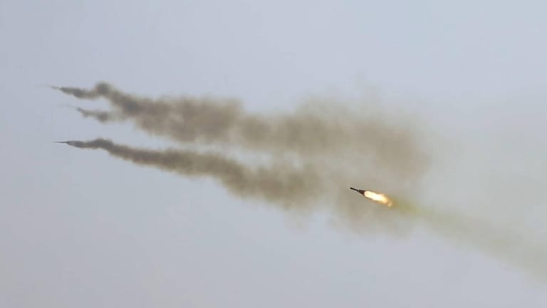 Eine russische Rakete fliegt ukrainische Ziele an (Archivbild): In der Region Odessa soll es zehn Tote bei einem Luftangriff gegeben haben.