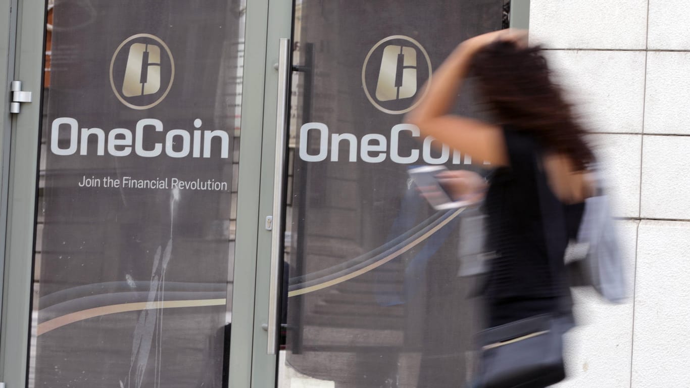 Eine Frau geht am Büro von OneCoin vorbei (Archivbild): Das FBI fahndet nach der Gründerin der Kryptowährung.