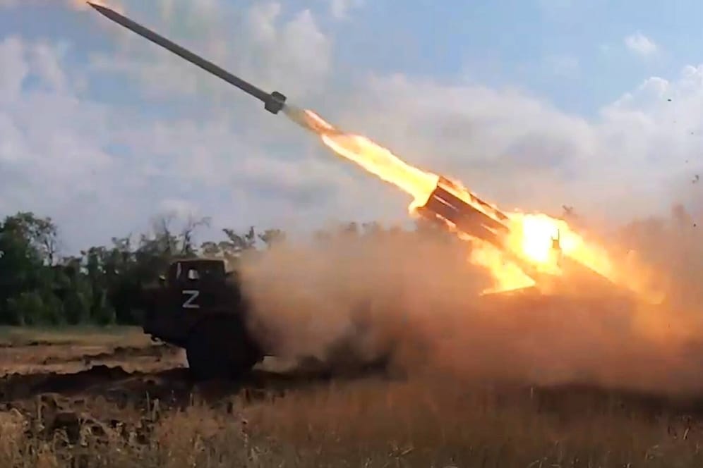 Eine Rakete wird von einem russischen Transporter abgefeuert (Archivbild): Im Osten der Ukraine halten die Angriffe russischer Truppen an.