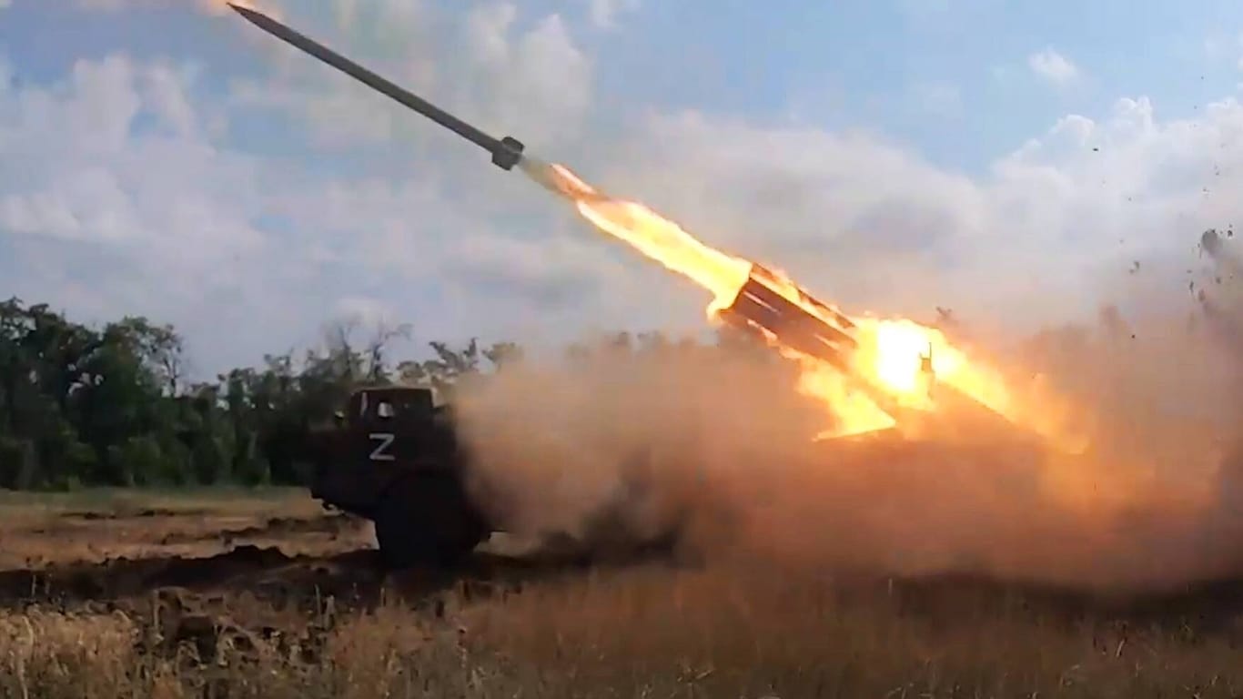 Eine Rakete wird von einem russischen Transporter abgefeuert (Archivbild): Im Osten der Ukraine halten die Angriffe russischer Truppen an.