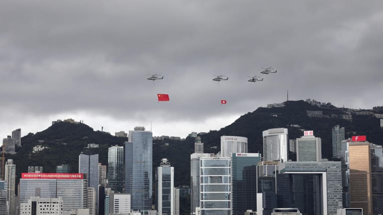 Hubschrauber mit den Flaggen von China und Hongkong: China inszeniert den Jahrestag als Siegeszug gegen die Demokratie-Bewegung.