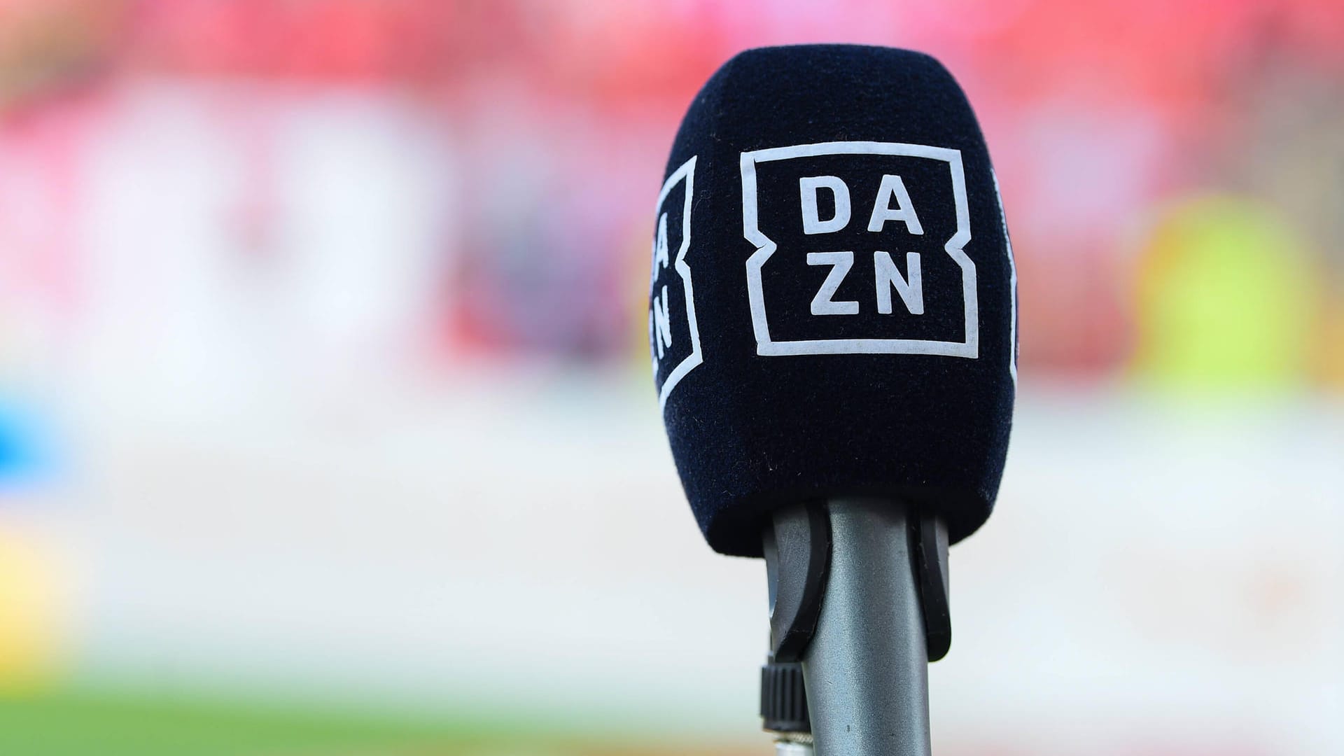 Ein Mikrofon von Dazn: Die Abo-Preise wurden festgelegt.