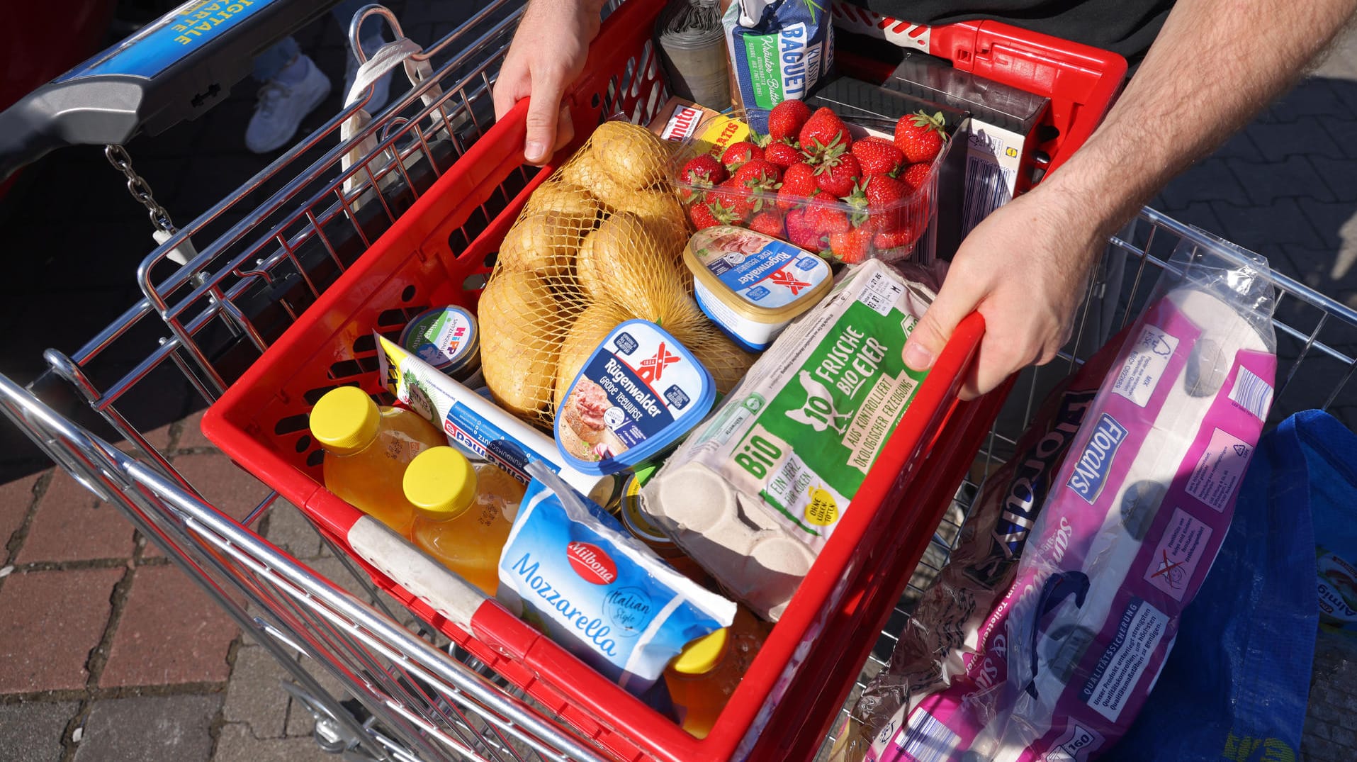Voller Einkaufswagen mit Lebensmitteln (Symbolbild): Nahrungsmittel kosteten im Juni im Schnitt 12,7 Prozent mehr als ein Jahr zuvor. Voller Einkaufswagen mit Lebensmitteln (Symbolbild): Nahrungsmittel kosteten im Juni im Schnitt 12,7 Prozent mehr als ein Jahr zuvor.