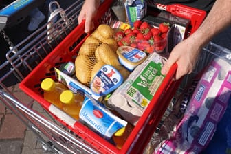 Voller Einkaufswagen mit Lebensmitteln (Symbolbild): Nahrungsmittel kosteten im Juni im Schnitt 12,7 Prozent mehr als ein Jahr zuvor.