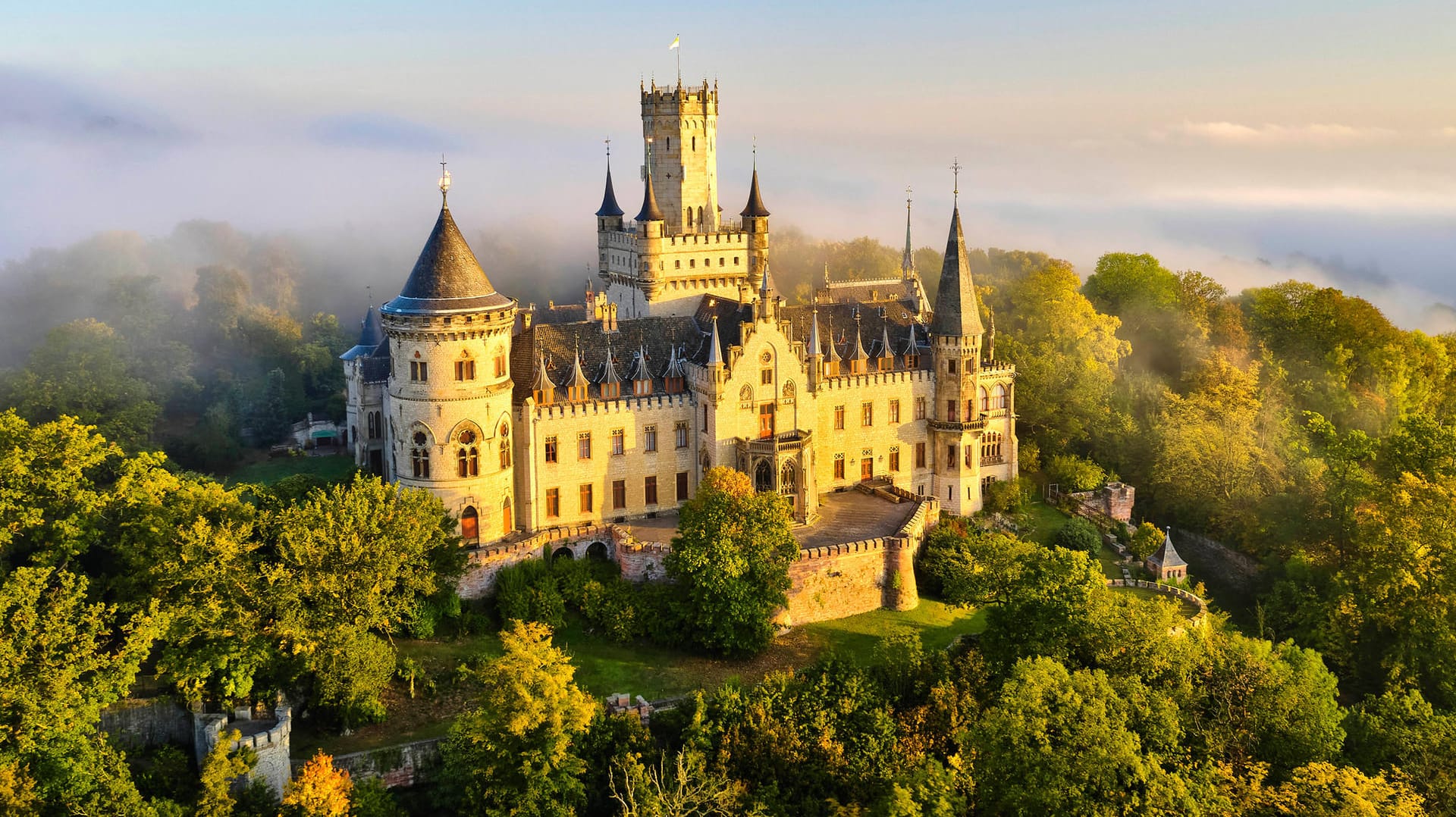 Schloss Marienburg im Morgennebel.