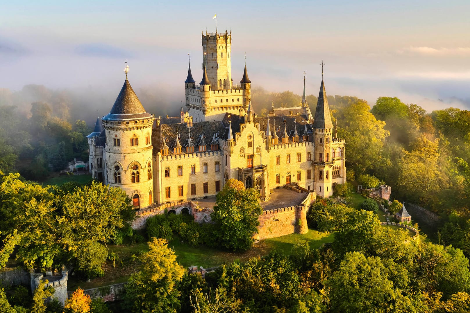 Schloss Marienburg im Morgennebel.