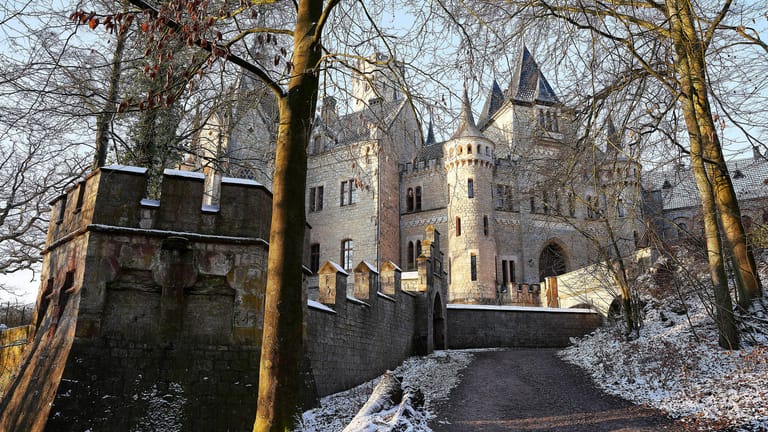 Schloss Marienburg auf dem Marienberg im Winter.
