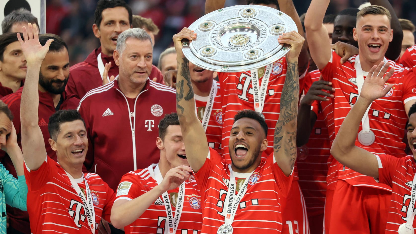 Corentin Tolisso mit der Meisterschale in der Hand: Der Mittelfeldakteur spielt künftig in Frankreich.