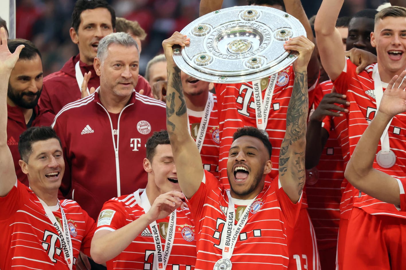 Corentin Tolisso mit der Meisterschale in der Hand: Der Mittelfeldakteur spielt künftig in Frankreich.