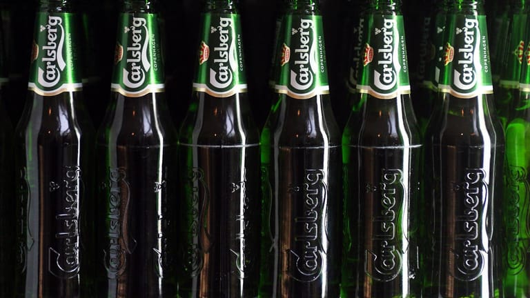 Bierflaschen der Marke Carlsberg (2012): Flaschen, die einen Wiedererkennungswert haben, müssen zurückgegeben werden.