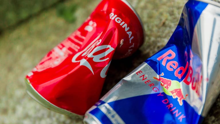 Getränkedosen der Marken Red Bull und Coca Cola: Wichtig ist, dass das Pfandlabel nicht beschädigt ist.