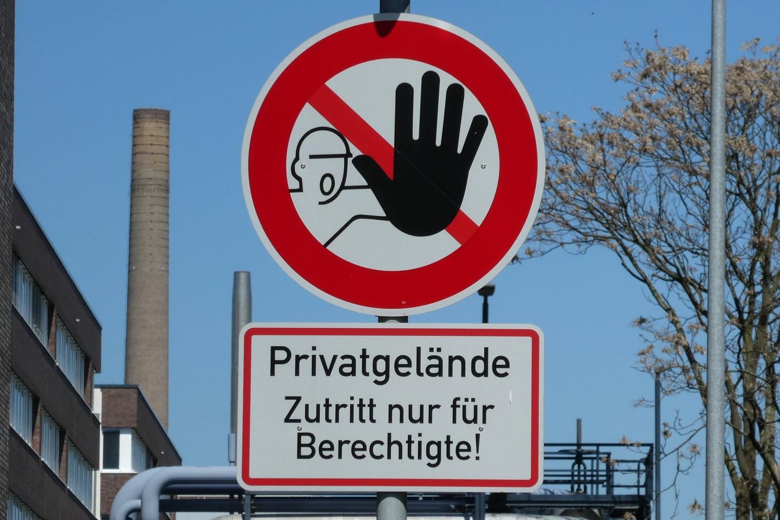 Privatgelände: Muss man hier Verkehrsschilder befolgen?