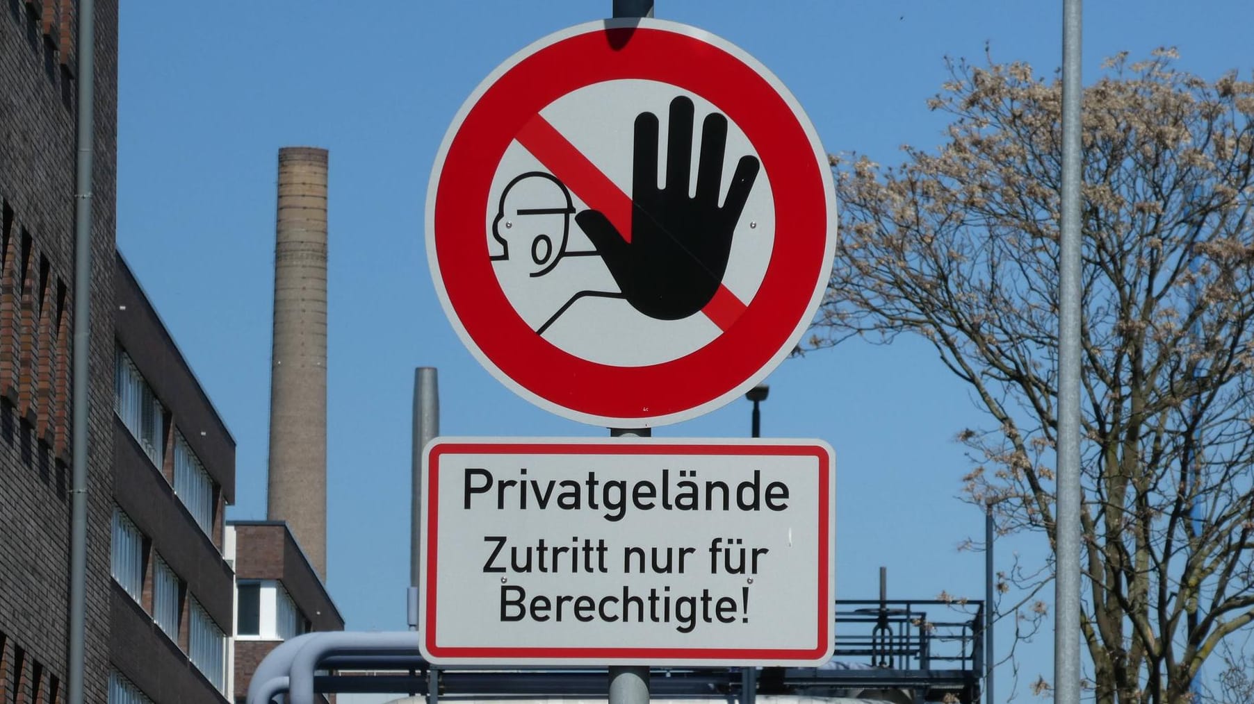 Privatgelände: Muss man hier Verkehrsschilder befolgen?